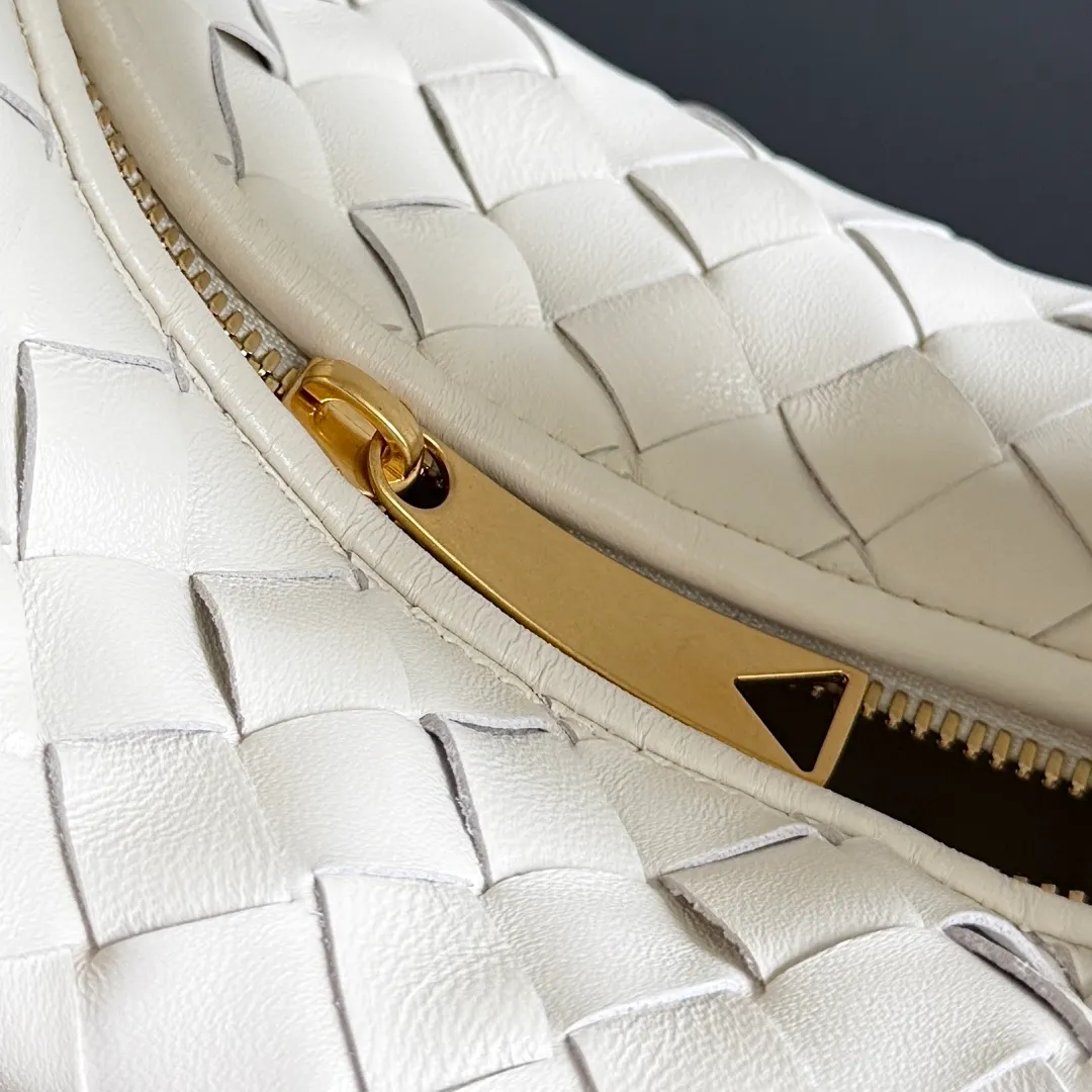 Batch 1120 Bottega veneta͙.——The latest woven knotted hobo🔥 The top-grade lambskin leather is very soft, the bag shape is unique, practical and durable. It retains the traditional woven elements while being a little more flamboyant ~ Made of hand-woven sheepskin, zipper opening and closing, curved seamless structure, effortless to match. Highly recommended⚠️⚠️⚠️ The highest-end in the market🌈 Welcome to compare [all shipped from the factory with a full set of packaging] size: 26x13x8.5cm.    Model: 651876